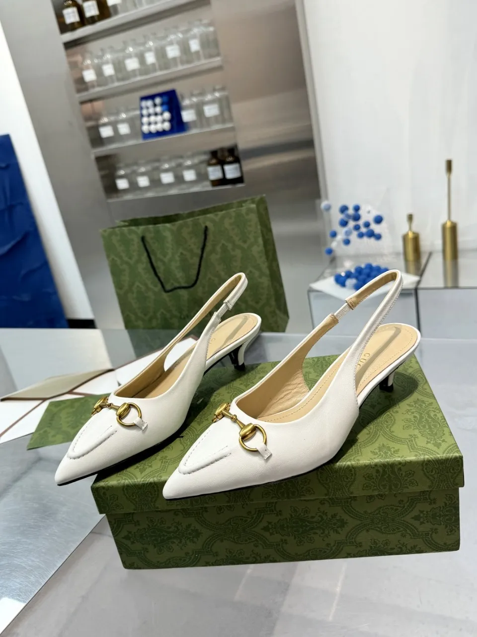 👟👟Ex-factory price 440👟👟 (genuine leather sole +40) Gucci Original GG canvas adds dazzling essence to these slingback pumps. Brown leather piping and light gold-toned hardware are complemented by beige and brown graphics. The pointed toe, elasticated straps and low heel all work together to create a comfortable fit. Upper: Made of first-layer imported patent cowhide/sheepskin lining. Outsole: rubber non-slip outsole/genuine leather outsole. Size: 35-42 (34/41 42 customized, non-refundable)